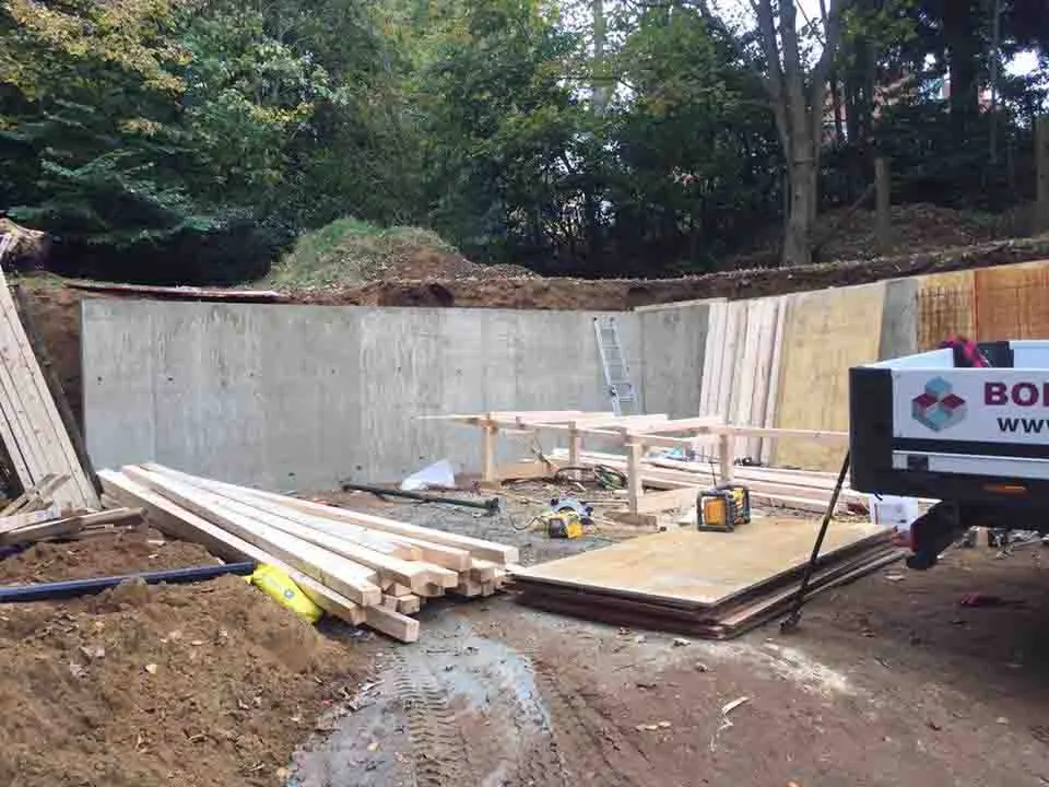 Reinforced concrete retaining wall with formwork in place
